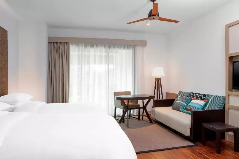 اتاق استاندارد با بالکن و چشمانداز باغ, Sheraton New Caledonia Deva Spa & Golf Resort