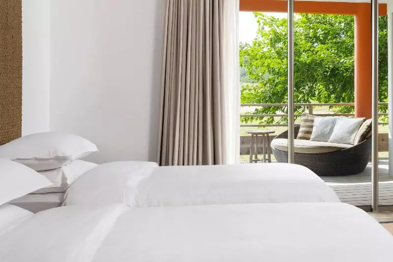 اتاق استاندارد با بالکن و چشمانداز باغ, Sheraton New Caledonia Deva Spa & Golf Resort