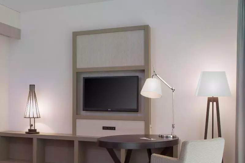 اتاق استاندارد با بالکن و چشمانداز باغ, Sheraton New Caledonia Deva Spa & Golf Resort