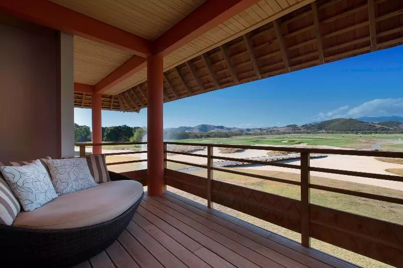 اتاق استاندارد با بالکن و چشمانداز باغ, Sheraton New Caledonia Deva Spa & Golf Resort