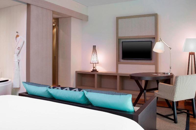 Standard Room King Size Bed, Sheraton New Caledonia Deva Spa & Golf Resort