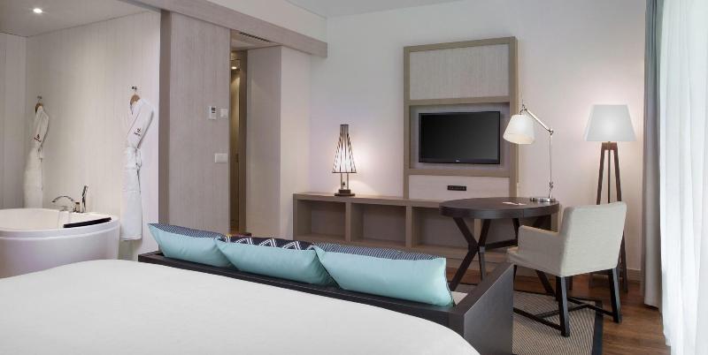 Standard Room King Size Bed, Sheraton New Caledonia Deva Spa & Golf Resort