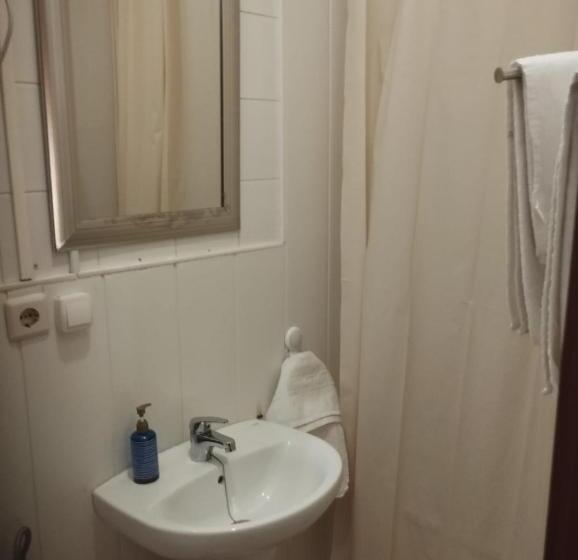 Economy Triple Room, Hospedería Lucano