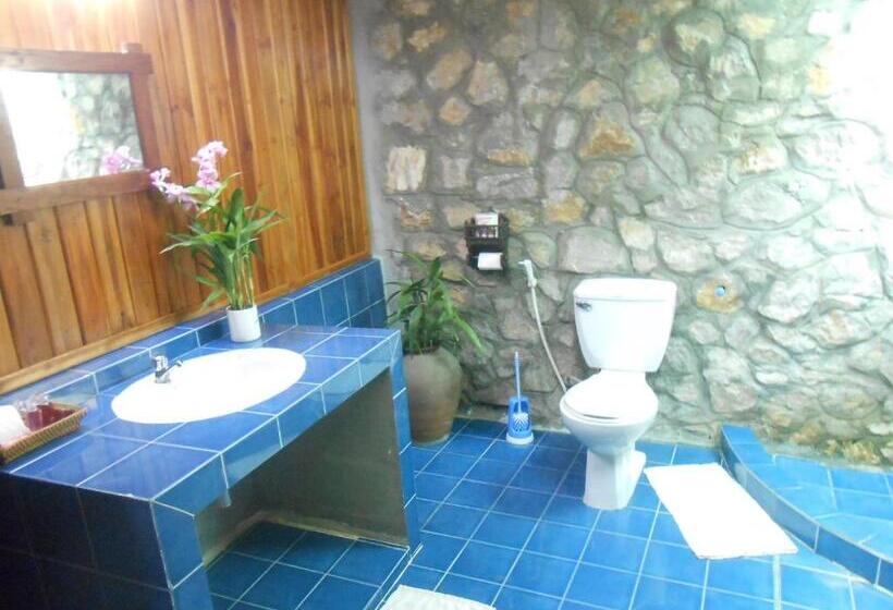 بنجلو قياسى مطلّ علي الحديقة, Thongbay Guesthouse