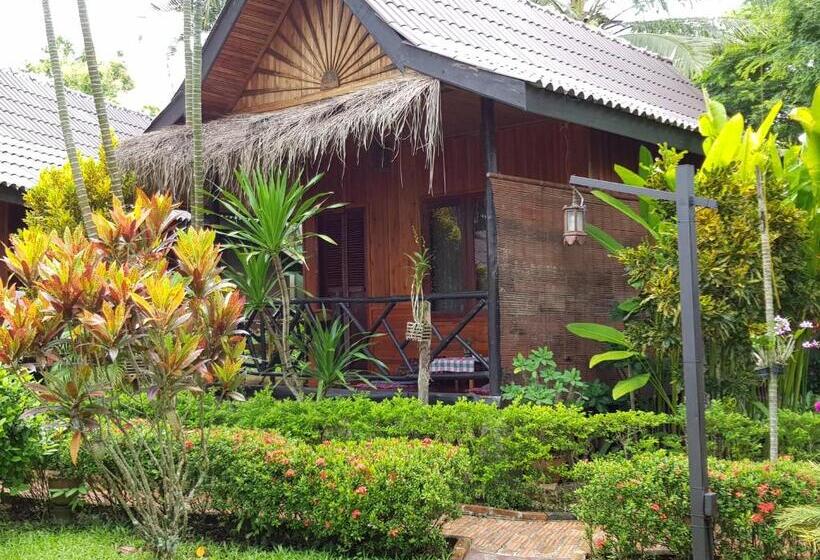 بنجلو قياسى مطلّ علي الحديقة, Thongbay Guesthouse