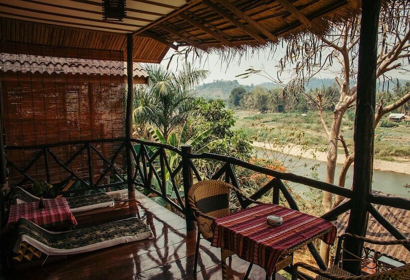 بنغل قياسي مطل على النهر, Thongbay Guesthouse