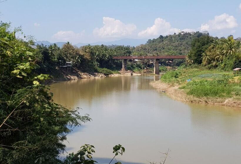 بنغل قياسي مطل على النهر, Thongbay Guesthouse