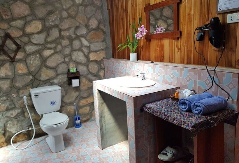 بنجلو قياسى مطلّ علي الحديقة, Thongbay Guesthouse