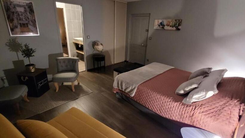 חדר משפחתי, Au Clos Du Célé