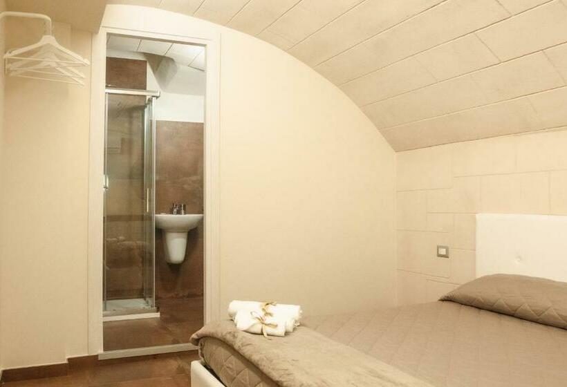 标准间, Little House