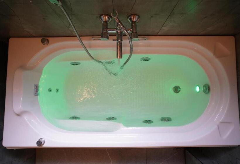 מיטת קינג בסוויטה, Ravishing Retreat Resort