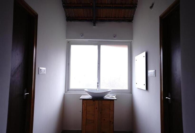 נוף לבריכה, Ravishing Retreat Resort