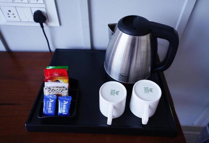 נוף לבריכה, Ravishing Retreat Resort