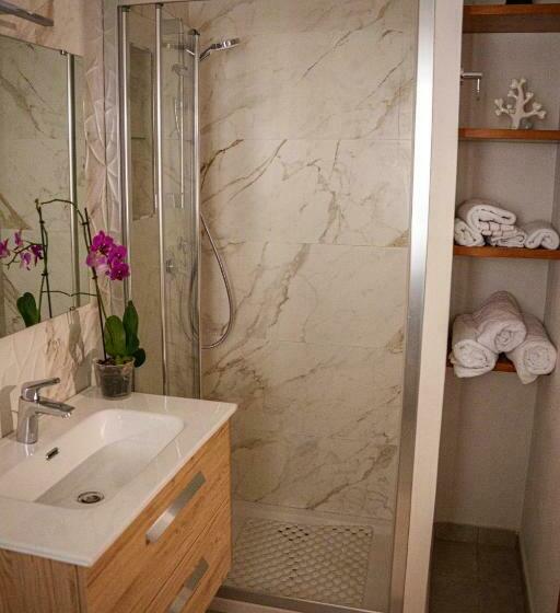 غرفة قياسية ثلاثية, La Casetta