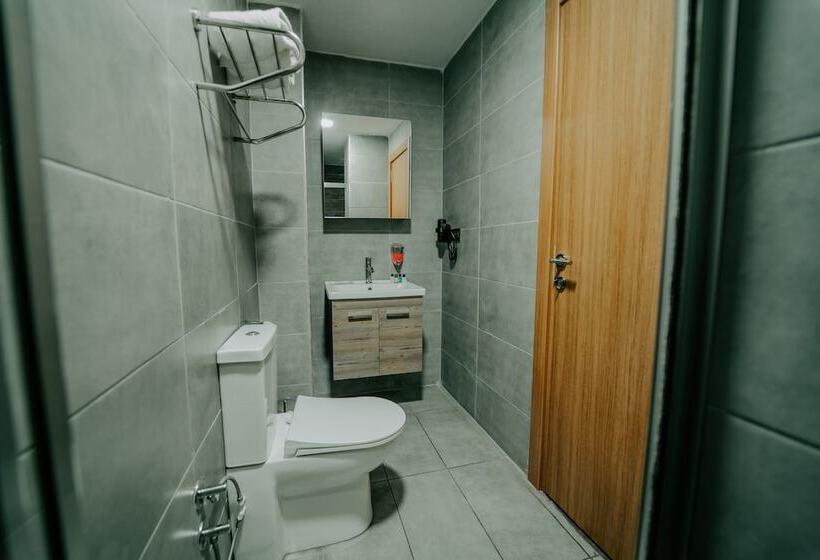 اتاق اکونومی, Grand Quars