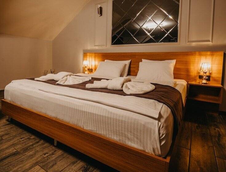 اتاق اکونومی, Grand Quars