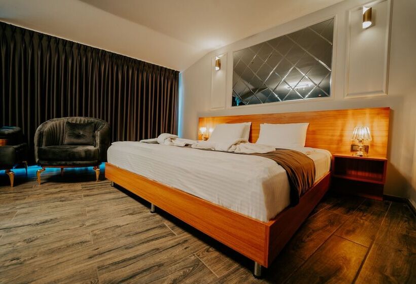 اتاق اکونومی, Grand Quars