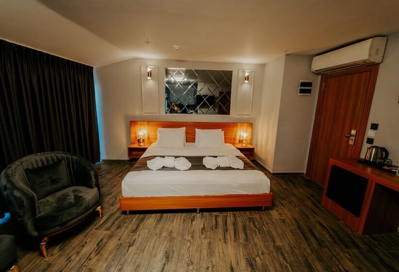 اتاق اکونومی, Grand Quars