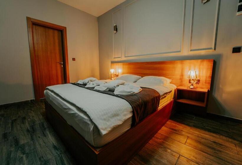 اتاق اکونومی, Grand Quars