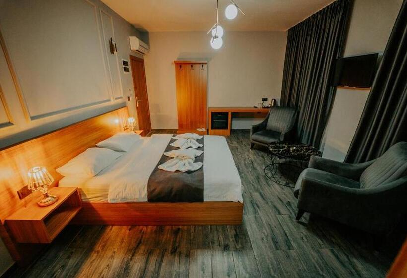 اتاق اکونومی, Grand Quars