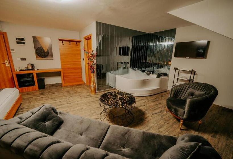 اتاق لوکس, Grand Quars