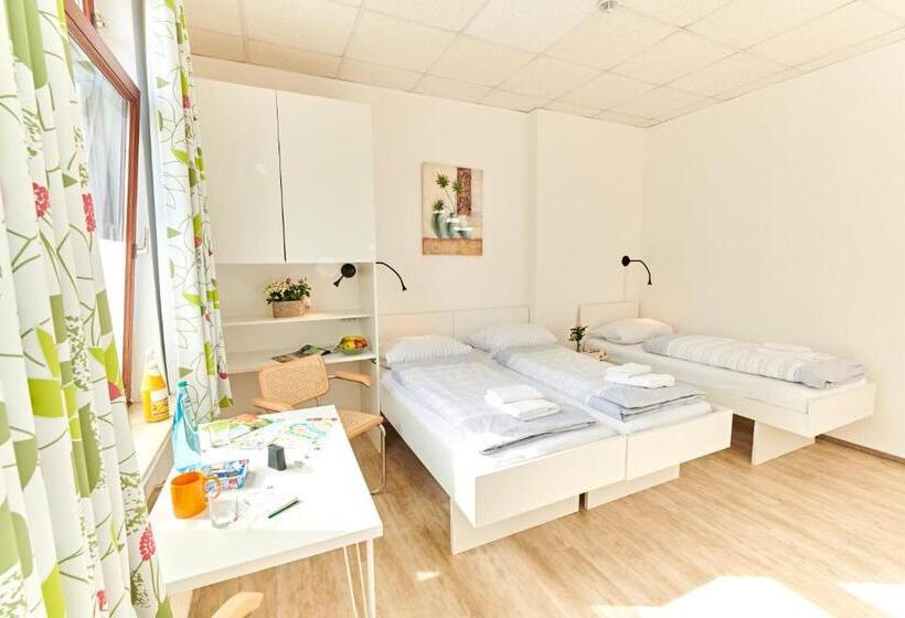 استودیوی استاندارد, Aparthotel B & L