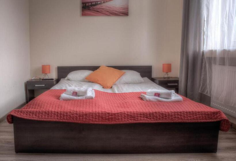 اتاق استاندارد سه نفره, Bedrooms Piotrkowska 64