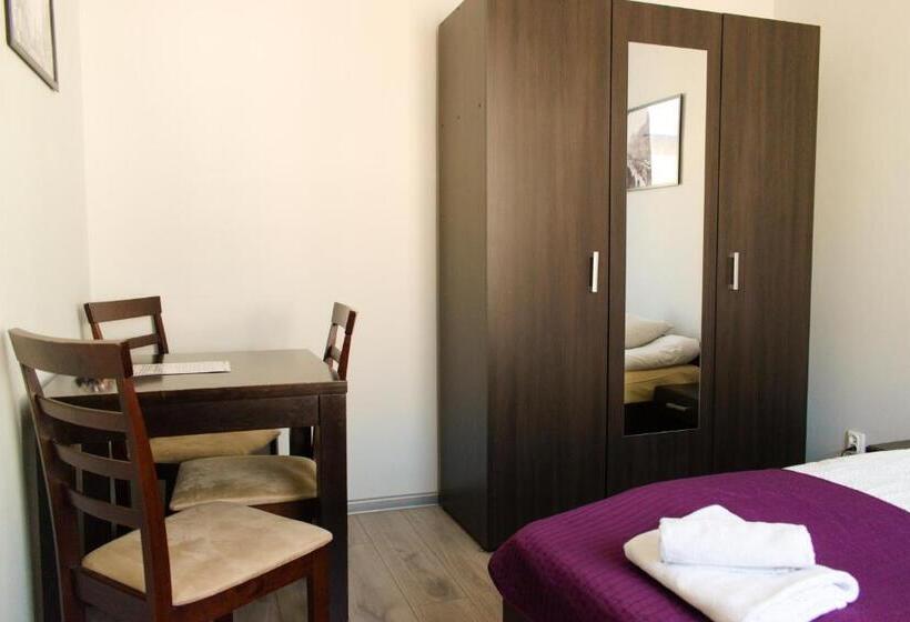 اتاق استاندارد سه نفره, Bedrooms Piotrkowska 64