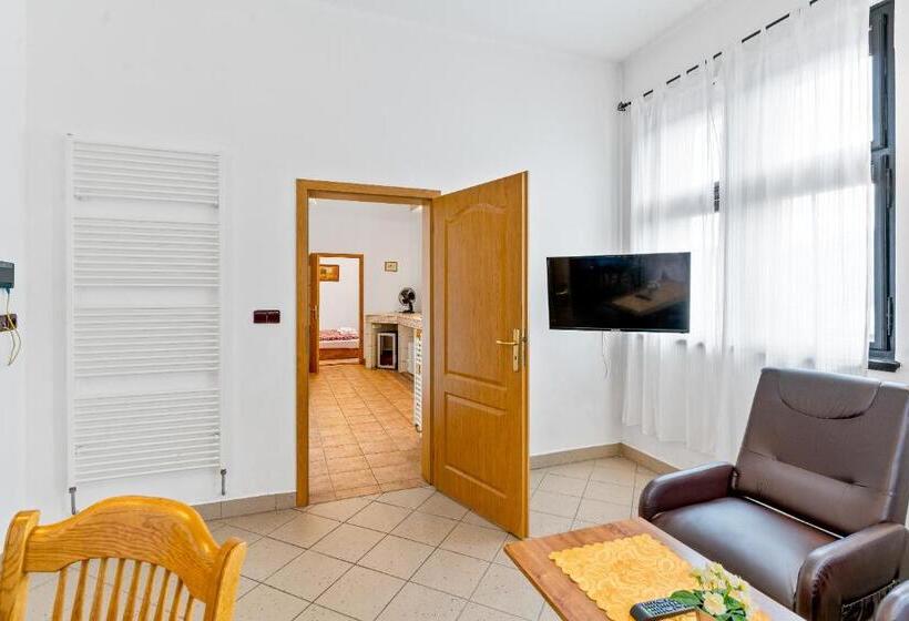 Люкс 2 Спальни, Obecní Dům