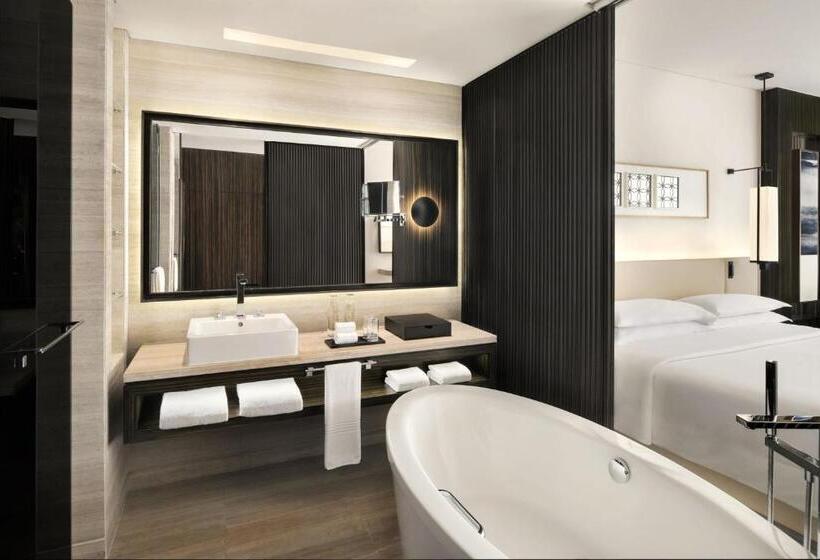 带大床的豪华间, Sheraton Grand Hotel, Dubai