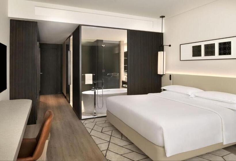 带观景和大床的豪华房间, Sheraton Grand Hotel, Dubai