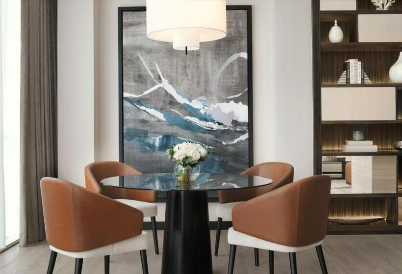 带双人大床的行政管理套房, Sheraton Grand Hotel, Dubai