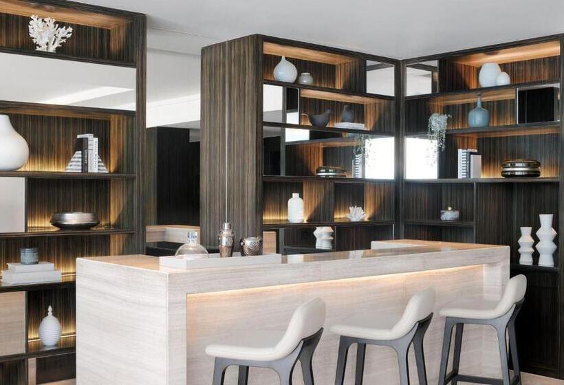 带双人大床的行政管理套房, Sheraton Grand Hotel, Dubai