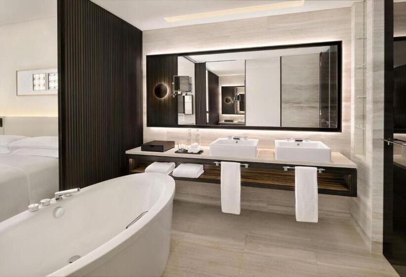 带双人大床的行政管理套房, Sheraton Grand Hotel, Dubai