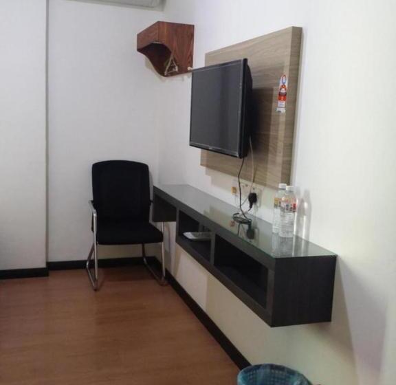 غرفة عائلية, Maxi Inn