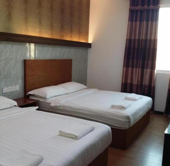 غرفة عائلية, Maxi Inn