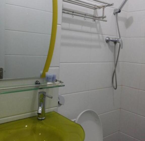 غرفة عائلية, Maxi Inn