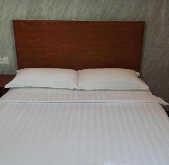 غرفة عائلية, Maxi Inn