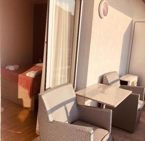 חדר דלוקס לשלושה, Malta