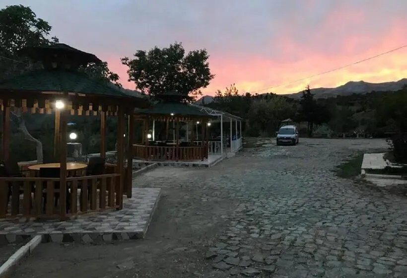 庭の見えるスタンダードトリプルルーム, Karadut Pension Nemrut