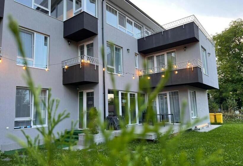 استودیوی استاندارد, Premont Bran Guesthouse