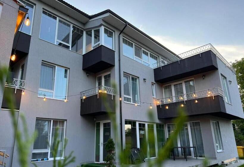 استودیوی استاندارد, Premont Bran Guesthouse