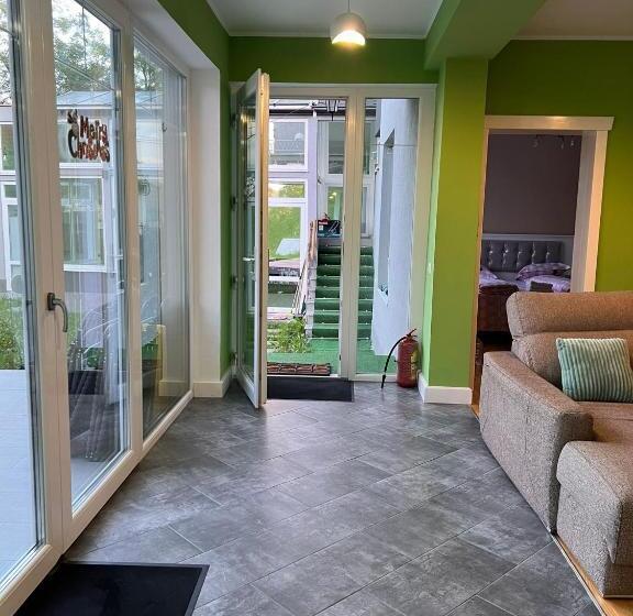 استودیوی استاندارد, Premont Bran Guesthouse