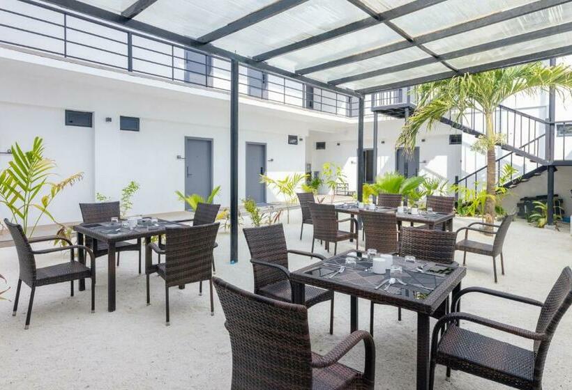 اتاق استاندارد با بالکن و چشم‌انداز دریا, Atoll Residence Dhangethi