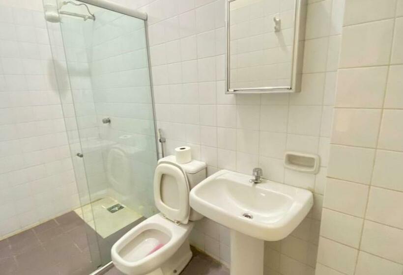 基本三人间, Turis