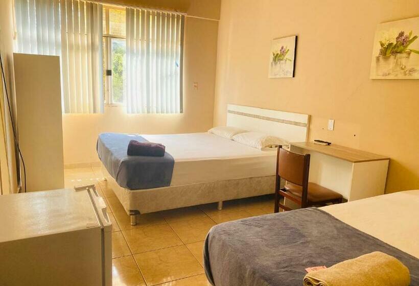 基本三人间, Turis