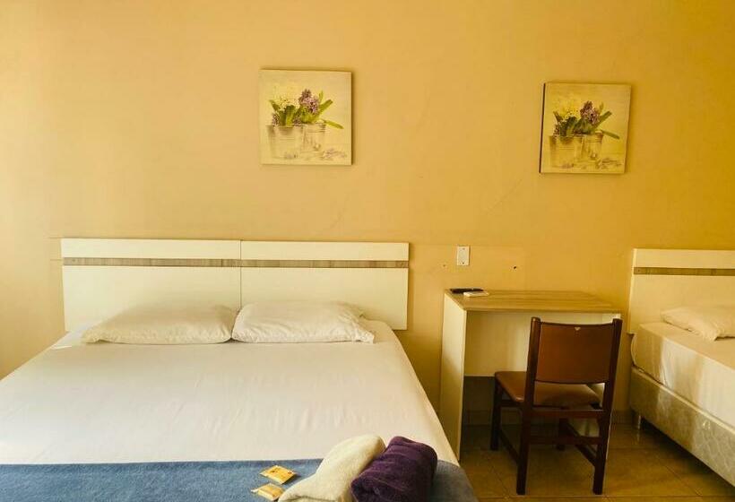 基本三人间, Turis