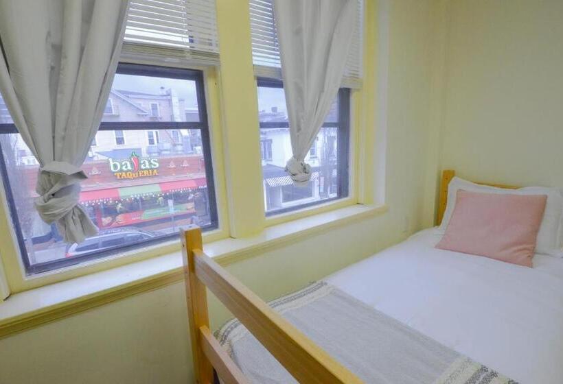 اتاق اکونومی, Michie House In College Hill