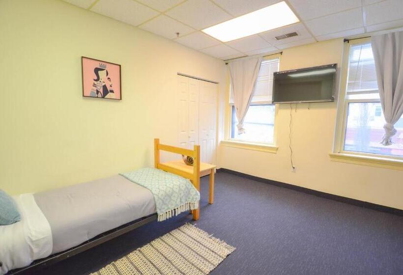 اتاق اکونومی, Michie House In College Hill