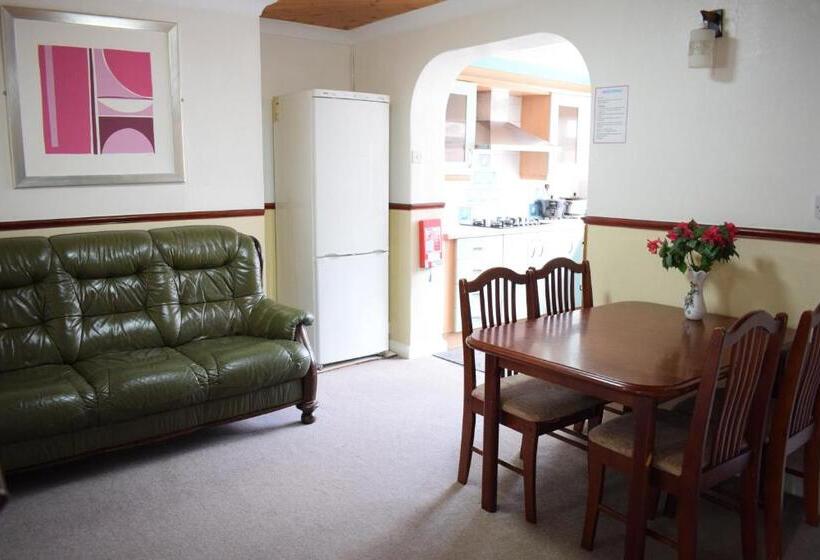 منزل 4 غرف نوم, Near Sea House Stay